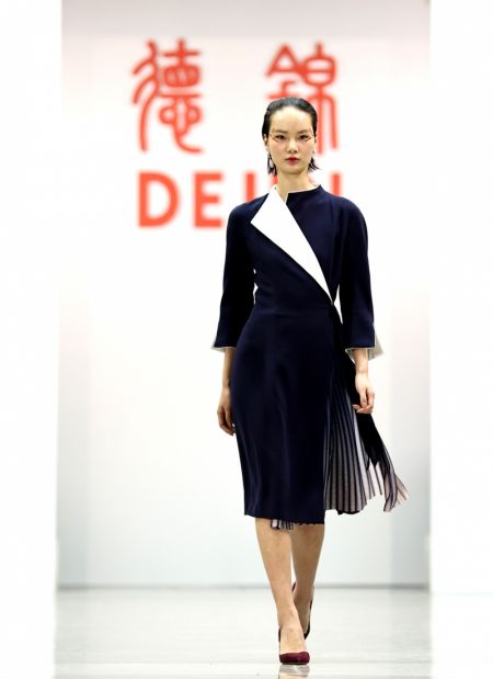 (miniature) Un mannequin présente une création de Dejin lors d'un défilé de la semaine de mode de Chine 2020/2021 AW Collection diffusé en direct à Beijing