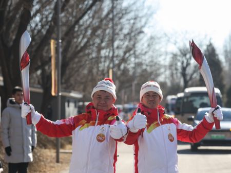 (miniature) Zhang Jie (à gauche) et Ding Shijia lors du relais de la flamme olympique