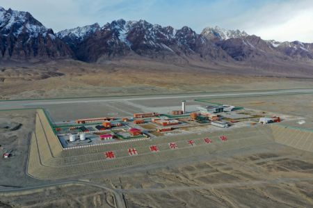 (miniature) Photo aérienne d'un nouvel aéroport de très haut plateau dans le district autonome tadjik de Taxkorgan