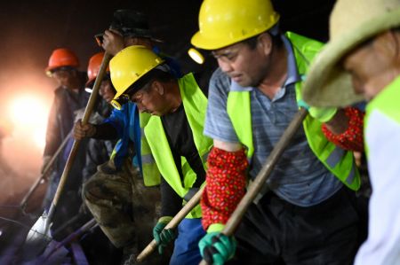 (miniature) Des membres du personnel travaillent sur le chantier de construction de la gare ferroviaire de Diwopu