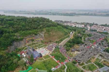 (miniature) Vue aérienne d'un festival international de l'écrevisse