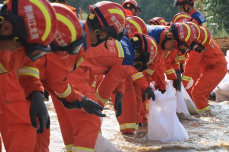 (miniature) Des pompiers déplacent des sacs de sable dans le district de Yangming à Mudanjiang