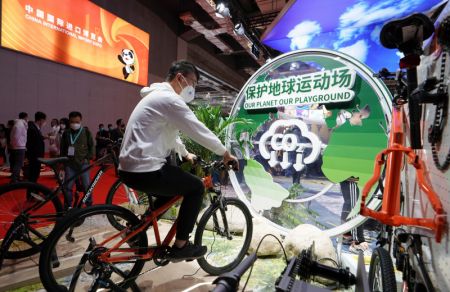 (miniature) Un homme fait du vélo lors de la cinquième édition de l'Exposition internationale d'importation de la Chine (CIIE)
