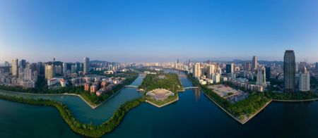 (miniature) Photo aérienne prise le 29 septembre 2021 d'une vue de la ville de Xiamen