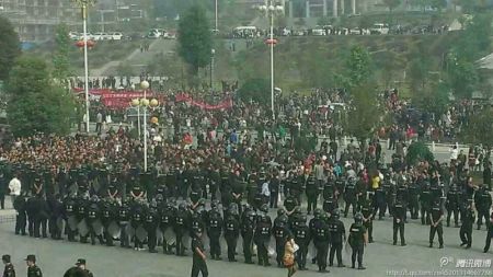 (miniature) Guizhou / Chine : Des dizaines de milliers de manifestants contre un projet gouvernemental