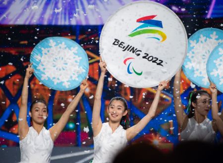 (miniature) Des artistes participent aux célébrations du compte à rebours des 100 jours avant les Jeux paralympiques d'hiver de Beijing 2022