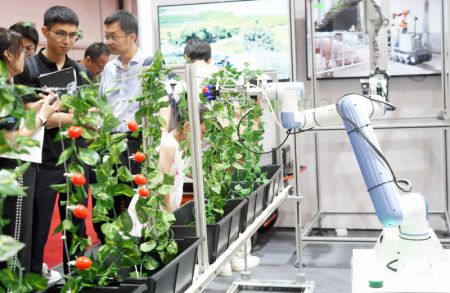 (miniature) Photo d'un robot cueilleur de fruits et de légumes lors de la Conférence mondiale sur la robotique 2023