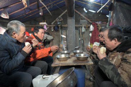 (miniature) Des ouvriers forestiers prennent leur repas dans une tente temporaire dans l'arrondissement de Huzhong à Dahinggan