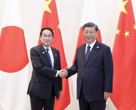 (miniature) Le président chinois Xi Jinping rencontre le Premier ministre japonais Fumio Kishida à San Francisco