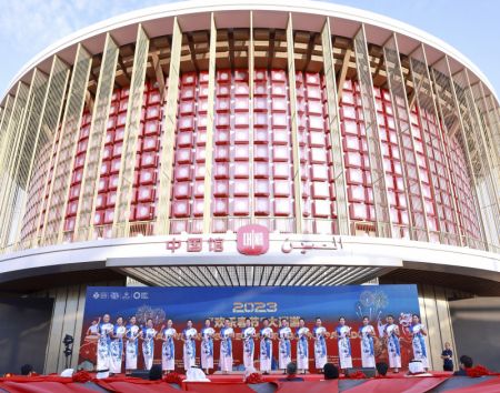 (miniature) Des musiciens présentent un spectacle devant le pavillon chinois à l'Expo City Dubaï