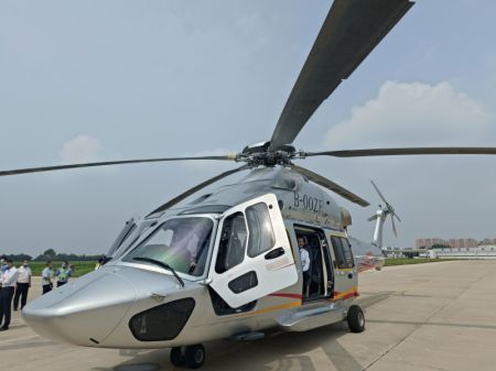 (miniature) Photo prise le 26 juillet 2022 montrant un hélicoptère Z15 (AC352) à Harbin