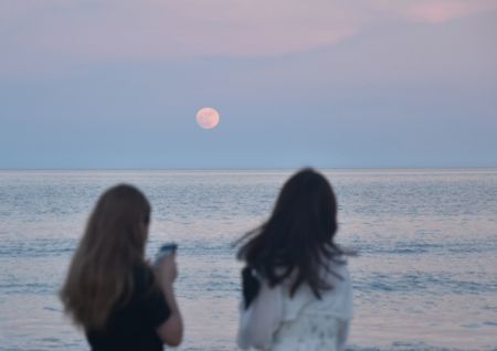 (miniature) Des visiteuses admirent la super Lune à Shantou