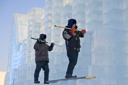 (miniature) Des membres du personnel travaillent sur le site de construction du Monde de glace et de neige de Harbin