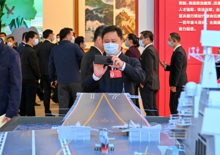 (miniature) Des délégués assistant au 20e Congrès national du Parti communiste chinois (PCC) visitent une exposition ayant pour thème Aller de l'avant dans la nouvelle ère