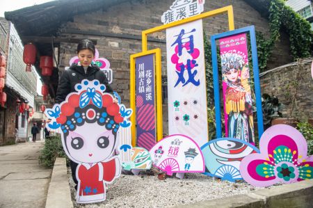 (miniature) Une habitante prépare des décorations dans l'ancien bourg de Yongxi