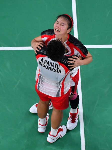 (miniature) Les Indonésiennes Greysia Polii (au deuxième plan) et Apriyani Rahayu célèbrent leur médaille d'or en double dames de badminton contre les Chinoises Jia Yifan et Chen Qingchen aux Jeux olympiques de Tokyo 2020