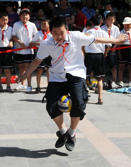 (miniature) garçon chinoisqui joue au ballon