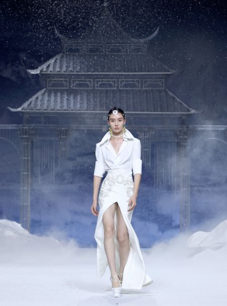 (miniature) Un mannequin présente une création de la styliste Xiong Ying au défilé d'ouverture de la Semaine de la mode de Chine printemps/été 2023