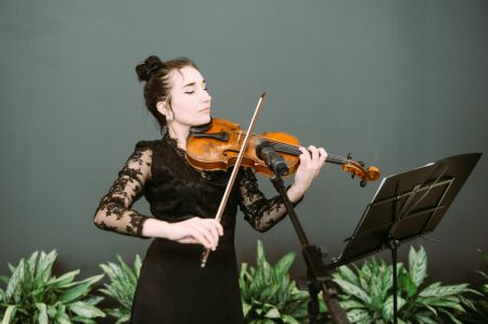 (miniature) Une violoniste sur scène lors de la deuxième Exposition Chine-Pays d'Europe centrale et orientale (PECO) à Ningbo