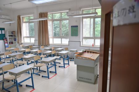 (miniature) Photo prise le 8 mai 2020 d'une salle de classe du département de collège de l'école secondaire Chenjinglun à Beijing