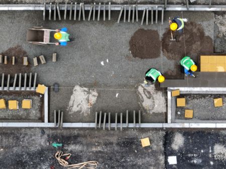 (miniature) Photo aérienne d'ouvriers travaillant sur le site de construction de la rue d'Aowei