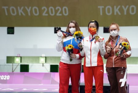 (miniature) Anastasiia Galashina (à gauche) du Comité olympique russe