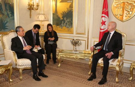 (miniature) Le président tunisien Kaïs Saïed (1er à droite) rencontre le ministre chinois des Affaires étrangères en visite