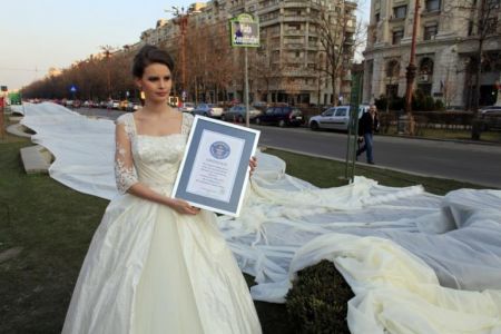 (miniature) Une traine de robe de mariée longue de 4km et pesant 50kg