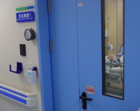 (miniature) Un patient dans un état critique est soigné dans une clinique de traitement de la fièvre à l'hôpital Shengjing de l'Université médicale de Chine