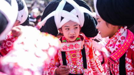 (miniature) Des membres du groupe ethnique Miao communiquent lors d'une célébration du festival Tiaohua dans le village de Gaoxing de l'arrondissement spécial de Liuzhi