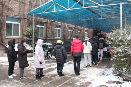 (miniature) Des habitants font la queue pour le test d'acide nucléique de la COVID-19 dans un site de test dans l'arrondissement de Fengtai à Beijing