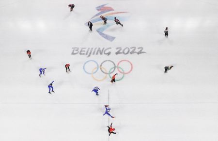 (miniature) Wu Dajing (en bas) en lice lors de la finale du relais mixte en patinage de vitesse courte piste