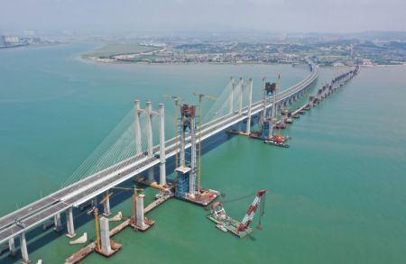 (miniature) Photo aérienne montrant la tour principale sud (à gauche) du pont maritime de la baie Quanzhou du chemin de fer à grande vitesse Fuzhou-Xiamen