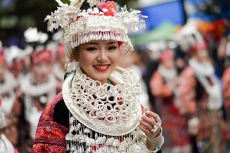 (miniature) Une fille du groupe ethnique Miao participe à une parade pour célébrer la Fête des soeurs Miao dans le district de Taijiang