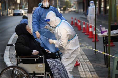 (miniature) Une personne âgée passe un test d'acide nucléique dans un site de dépistage à Xi'an