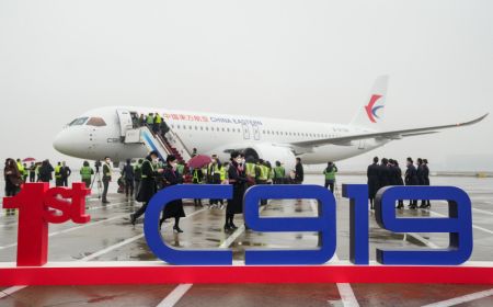 (miniature) Le premier avion de ligne gros porteur C919 à l'aéroport international Hongqiao de Shanghai