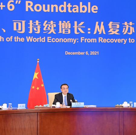 (miniature) Le Premier ministre chinois Li Keqiang assiste à une conférence de presse à Beijing par liaison vidéo avec les dirigeants des principales organisations économiques internationales après l'organisation virtuelle de la sixième Table ronde 1+6