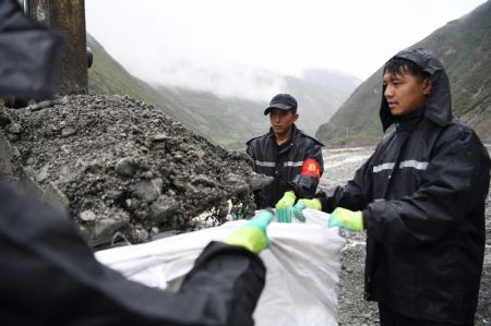(miniature) Des secouristes réparent une route détruite par des inondations dans le district de Zhouqu