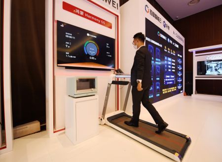 (miniature) Un employé présente un produit lors de la Conférence mondiale sur l'économie numérique 2021 à Beijing
