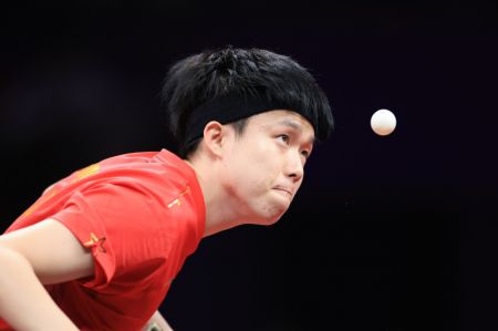 (miniature) Le Chinois Wang Chuqin participe à la finale du match de tennis de table masculin par équipe entre la Chine et la République de Corée aux 19es Jeux asiatiques