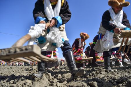 (miniature) Des gens participent à une cérémonie marquant le début des labours de printemps à Shannan
