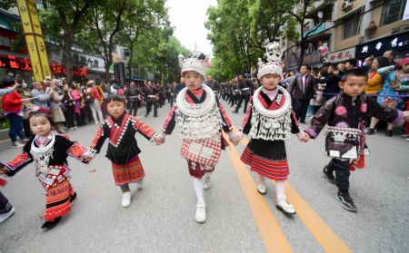 (miniature) Des enfants du groupe ethnique Miao participent à une parade pour célébrer la Fête des soeurs Miao dans le district de Taijiang