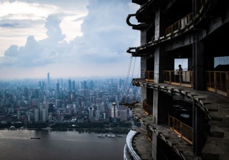 (miniature) Un ouvrier travaille à une hauteur d'environ 500 mètres sur le chantier d'un gratte-ciel à Wuhan