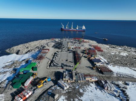 (miniature) Photo aérienne prise par un drone le 18 décembre 2023 montrant la construction de la station Qinling en Antarctique
