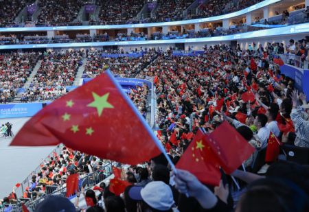 (miniature) Des spectateurs encouragent les joueuses lors du match pour la médaille d'or de basket-ball féminin entre la Chine et le Japon aux 19es Jeux asiatiques