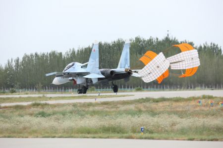 (miniature) Un chasseur russe Su-30 effectue un entraînement adaptatif pour un exercice militaire conjoint avec la Chine