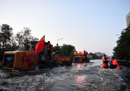 (miniature) Des sauveteurs à bord de bateaux en caoutchouc et de chargeuses à pelle se déplacent vers un hôpital à Weihui