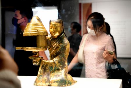 (miniature) Des touristes visitent le musée du Henan lors du troisième jour des vacances de la fête nationale à Zhengzhou