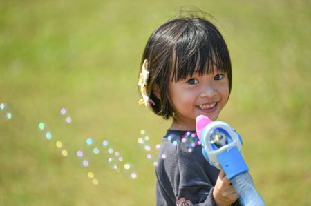 (miniature) Une fille s'amuse au parc Evergreen de Haikou