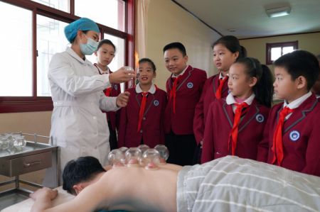 (miniature) Des élèves suivent un cours de médecine traditionnelle chinoise à Neiqiu